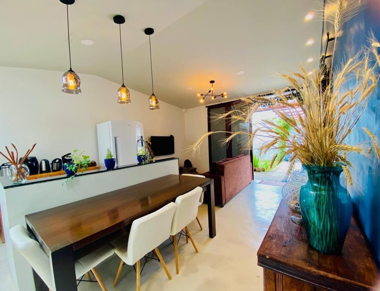 Casa Com 2 Quartos Em Tranquilo, Com Cama King, Ar-condicionado, Wi-fi Rapido, Cozinha Equipada E Garagem Privativa Casa de férias *