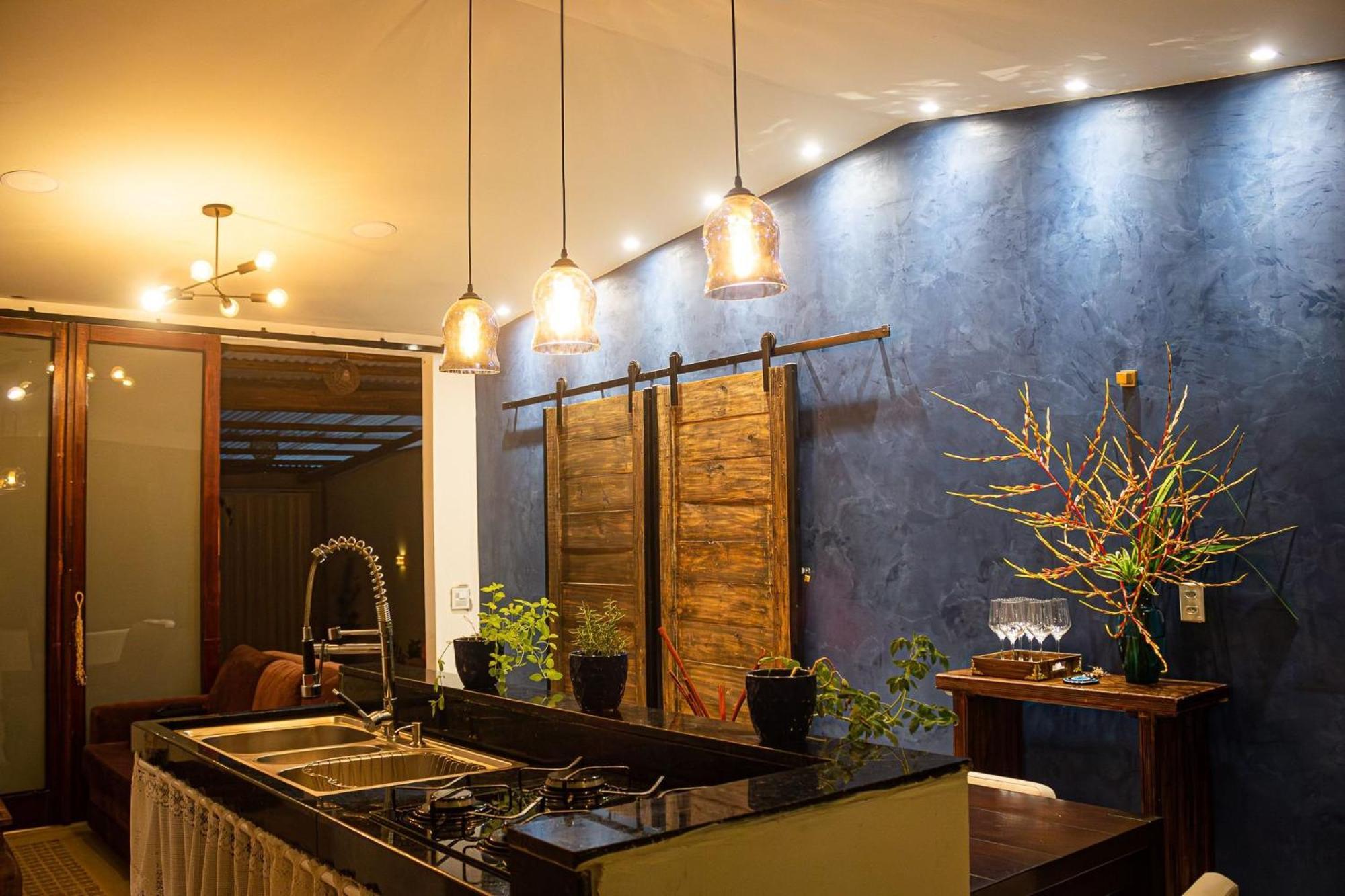 Casa Com 2 Quartos Em Tranquilo, Com Cama King, Ar-condicionado, Wi-fi Rapido, Cozinha Equipada E Garagem Privativa Casa de férias *