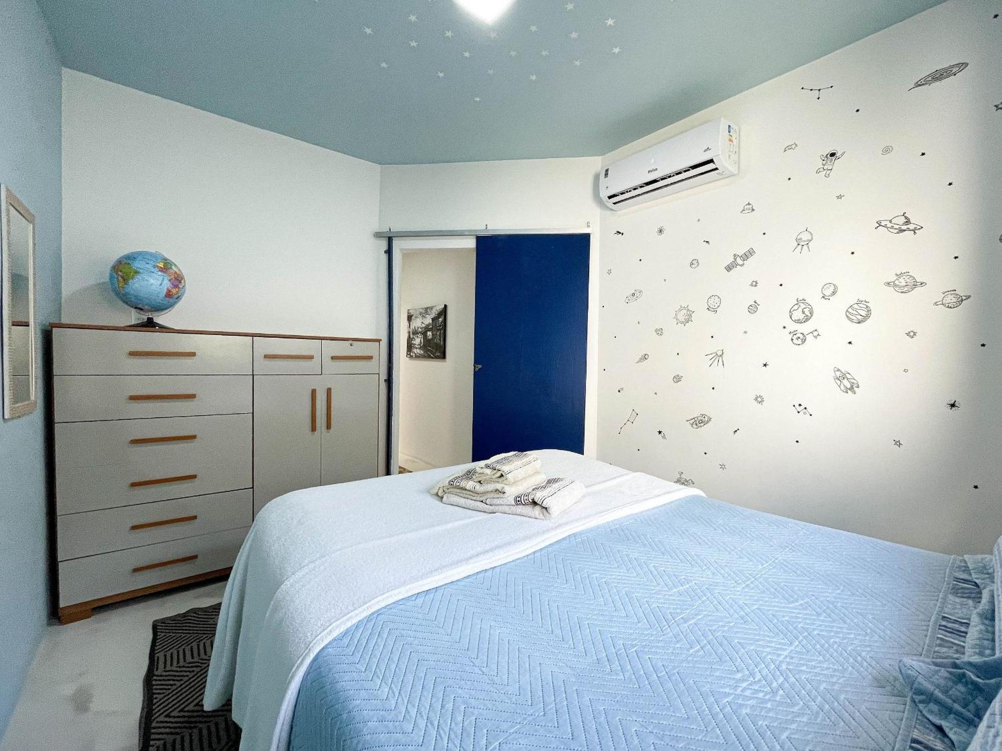 Casa Com 2 Quartos Em Tranquilo, Com Cama King, Ar-condicionado, Wi-fi Rapido, Cozinha Equipada E Garagem Privativa Casa de férias
